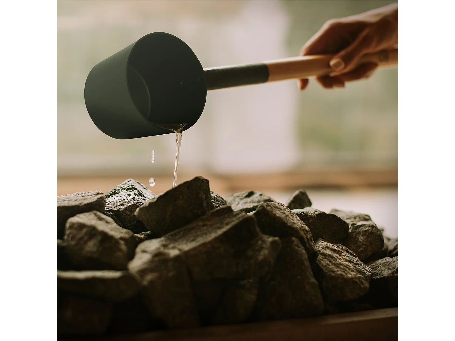 Lot 4 accessoires pour sauna noir en aluminium et bois naturel seau 6 L louche à manche thermo hygromètre et sablier 15 de minutes équipement durable