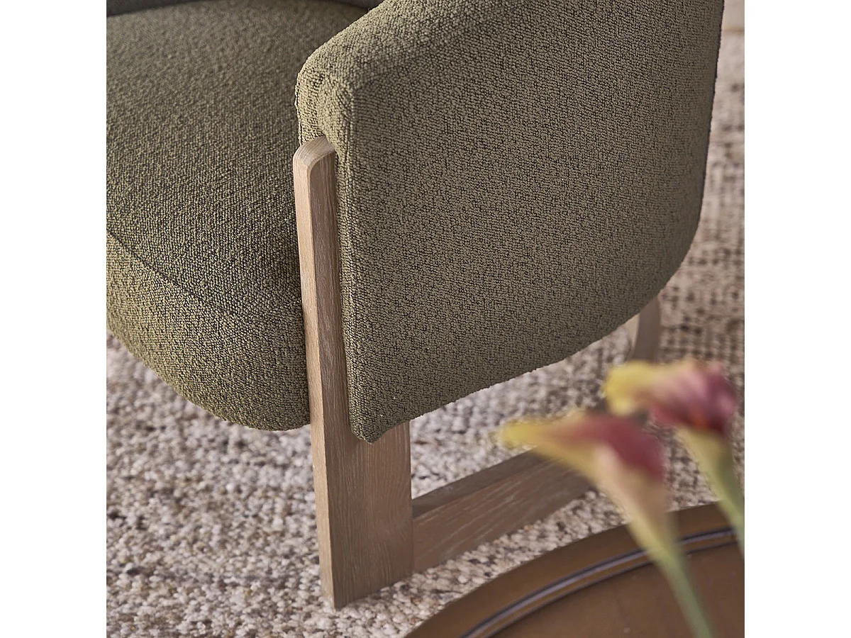 Poltrona in rovere massello e tessuto bouclé kaki