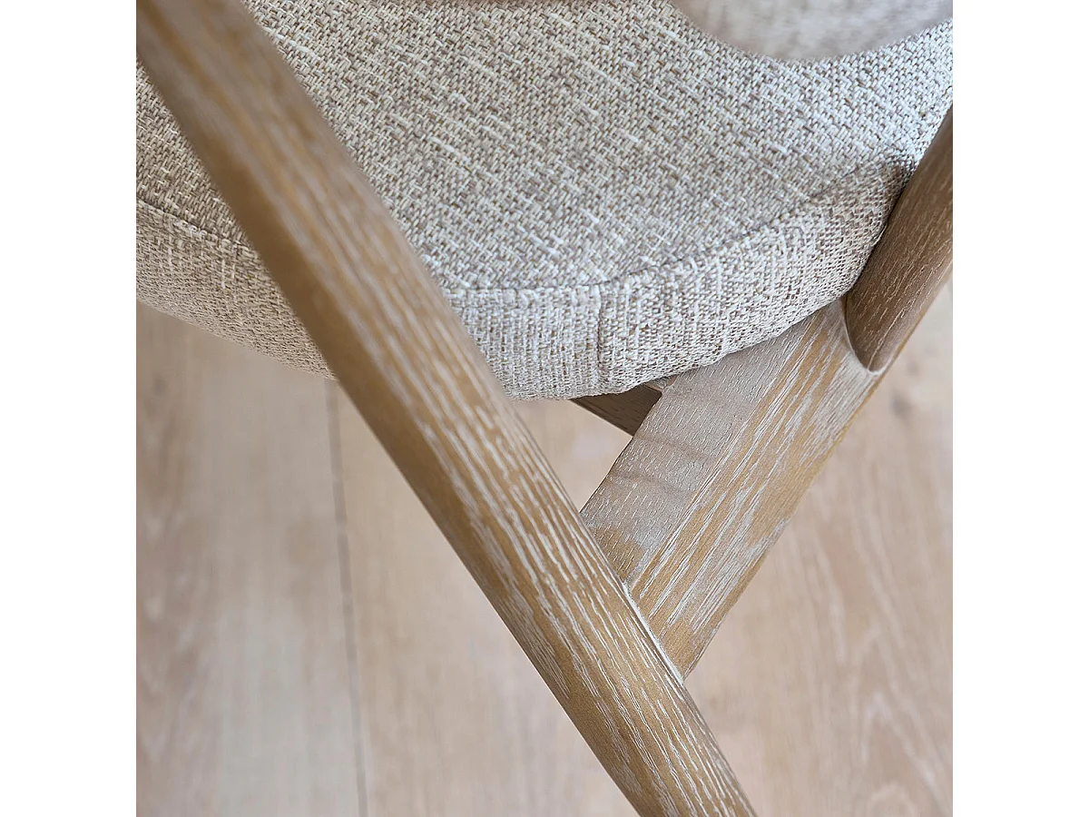 Poltrona legno di quercia con tessuto testurizzato beige