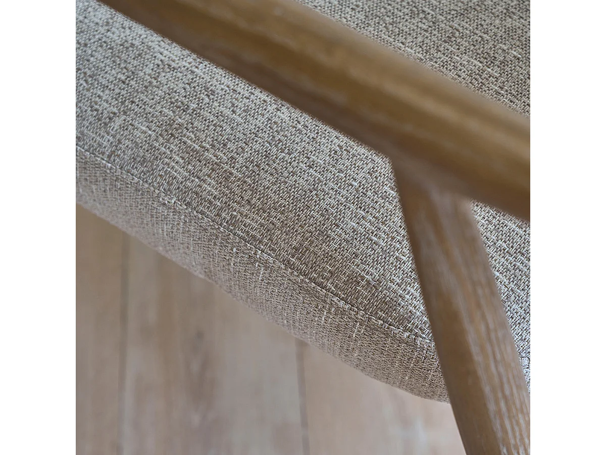 Poltrona legno di quercia con tessuto testurizzato beige
