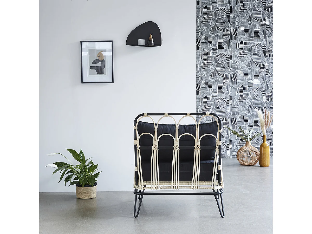 Sillón de ratán y metal negro