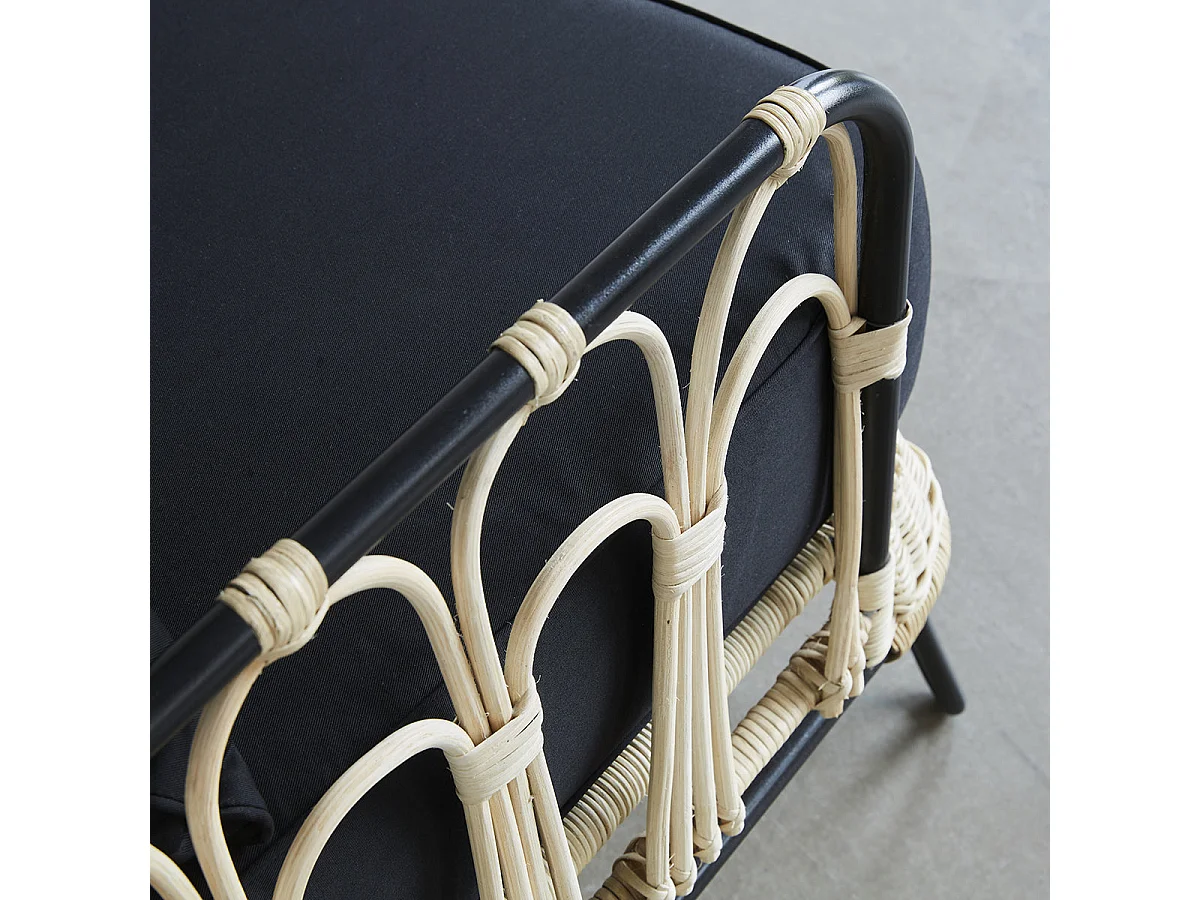 Sillón de ratán y metal negro