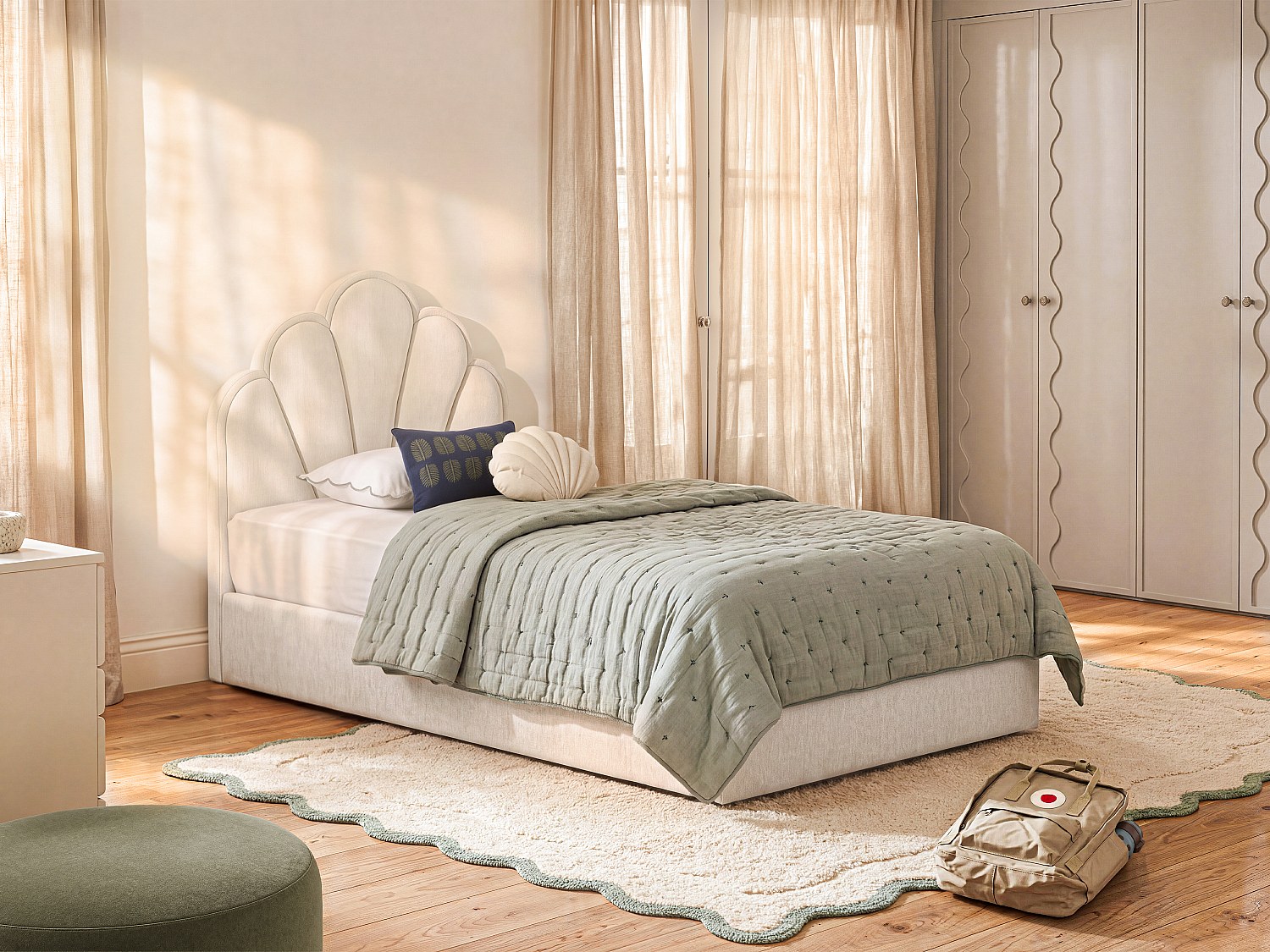 Muschelbett mit Bettkasten 90 x 190 cm – Stoff – Beige + Matratze – CORALUNO