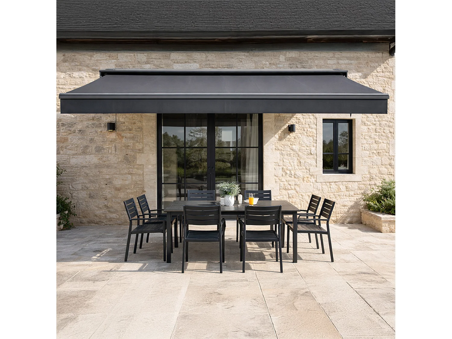 Store banne motorisé 3,95 x 3 m en aluminium avec toile gris LOZIO