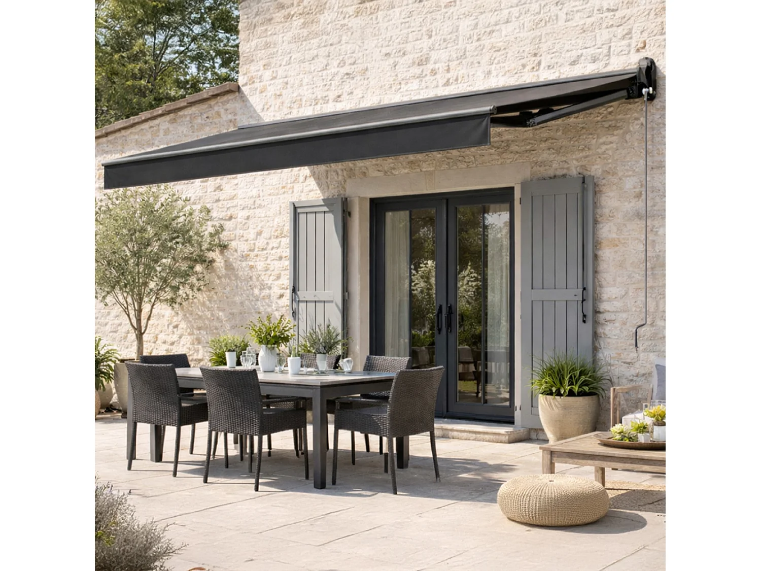 Store banne motorisé 295 x 25 m en aluminium avec toile gris LOZIO