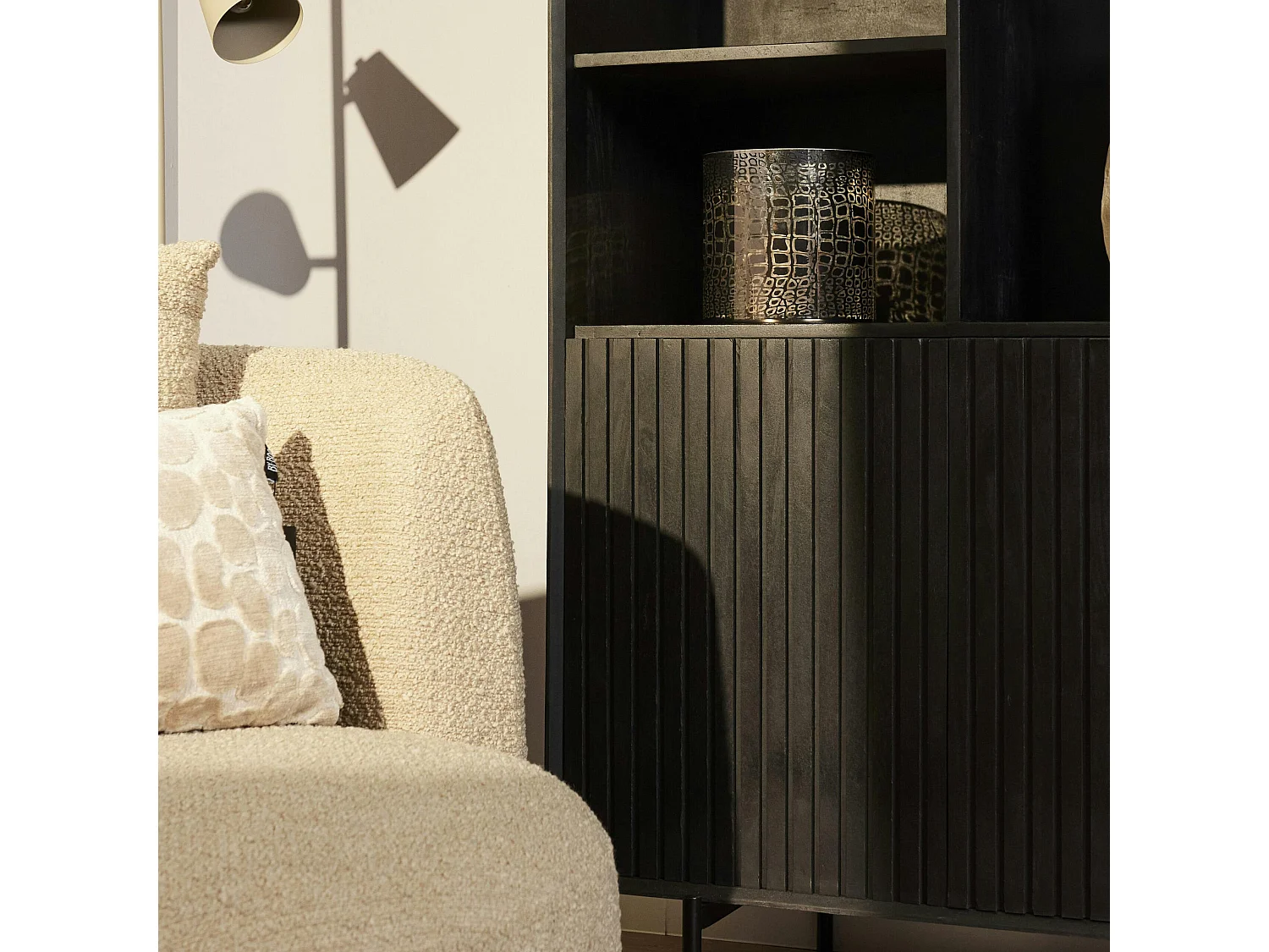 Bibliothèque étagère bois noir 4 portes rainurées CORTINA