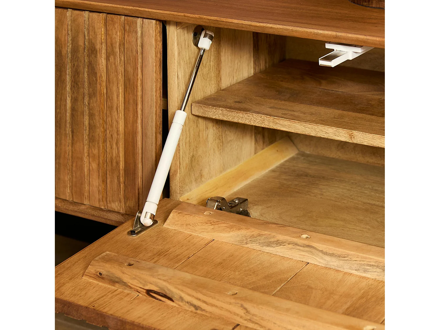 Meuble TV suspendu bois 4 portes rainurées 240 cm CORTINA