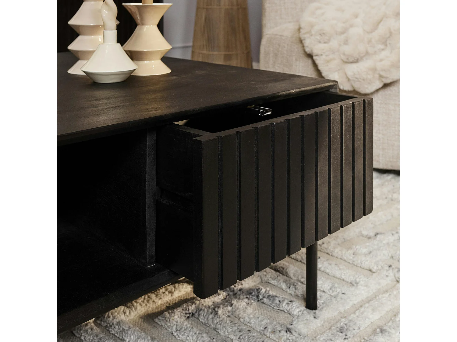 Table basse noire carrée en bois rainuré 2 tiroirs CORTINA