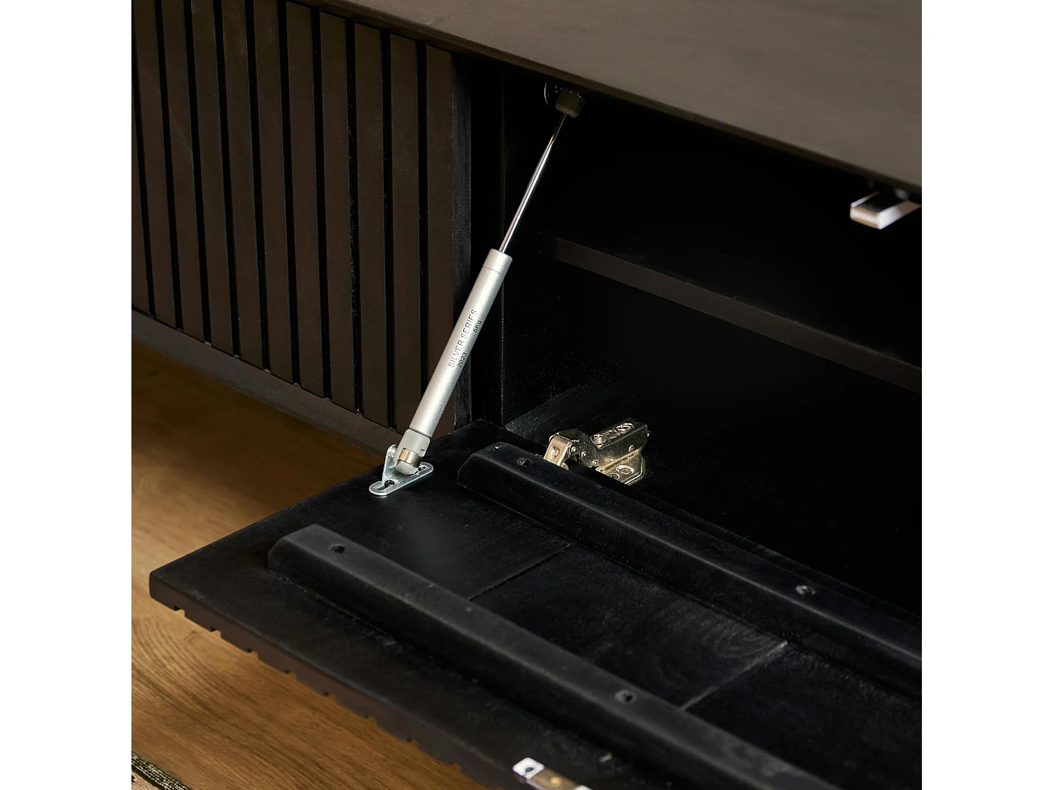 Meuble TV suspendu bois noir 4 portes rainurées 240 cm CORTINA