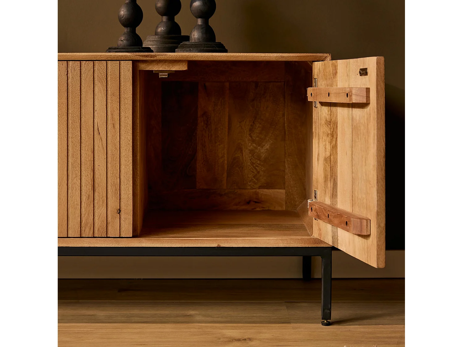 Meuble TV en bois 4 portes rainurées 210 cm CORTINA