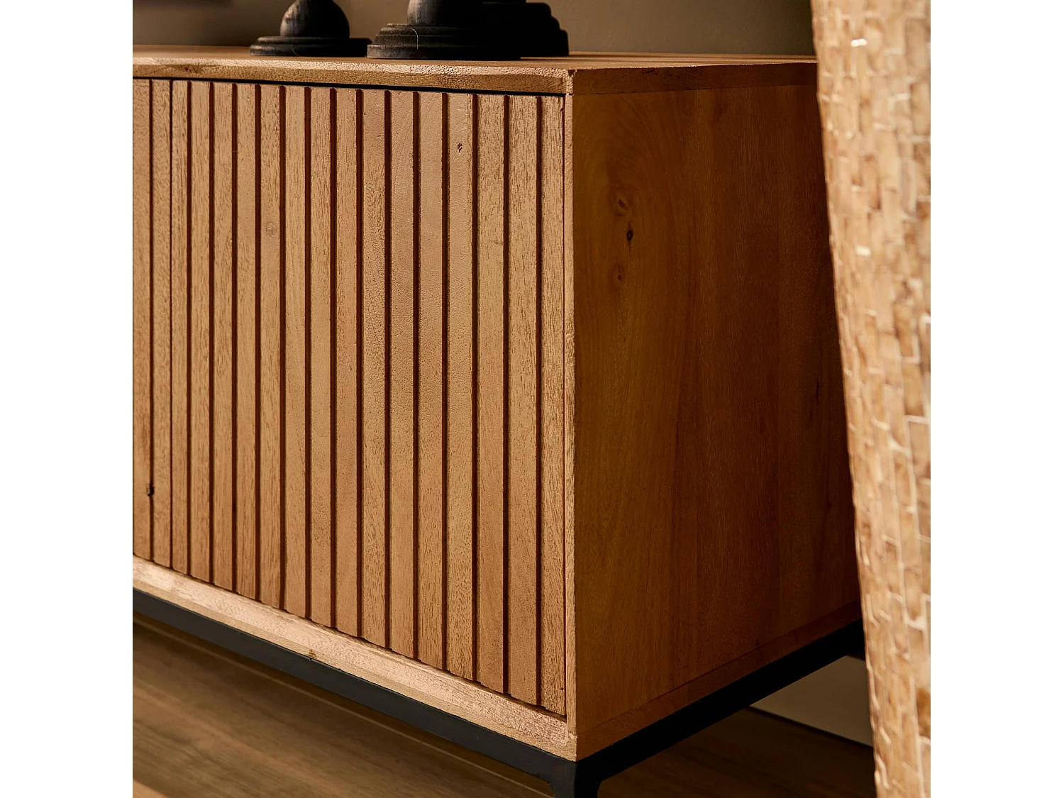 Meuble TV en bois 4 portes rainurées 210 cm CORTINA