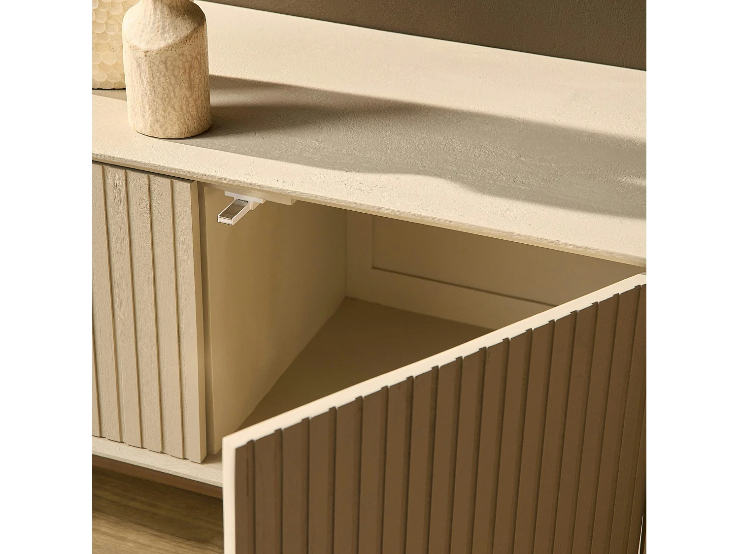 Meuble TV bois beige 4 portes rainurées 210 cm CORTINA