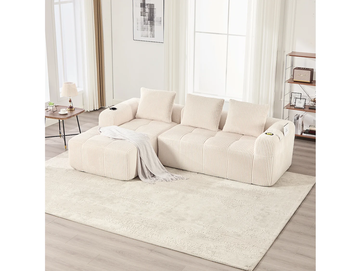 Compacte modulaire bank van corduroy met zijvakken en beige kussens.