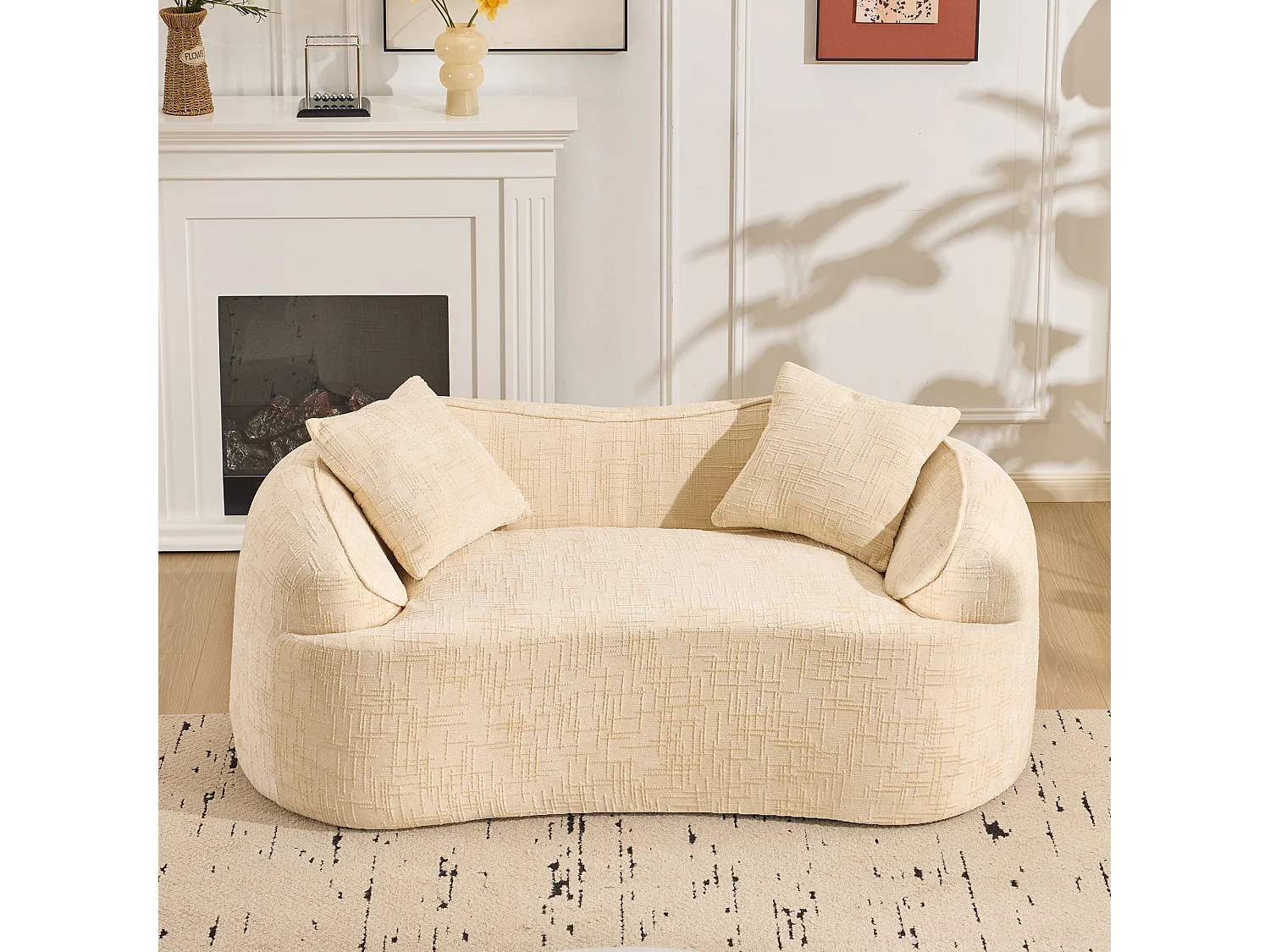 Sofá compacto de 2 lugares com apoios de braço e almofadas bege.