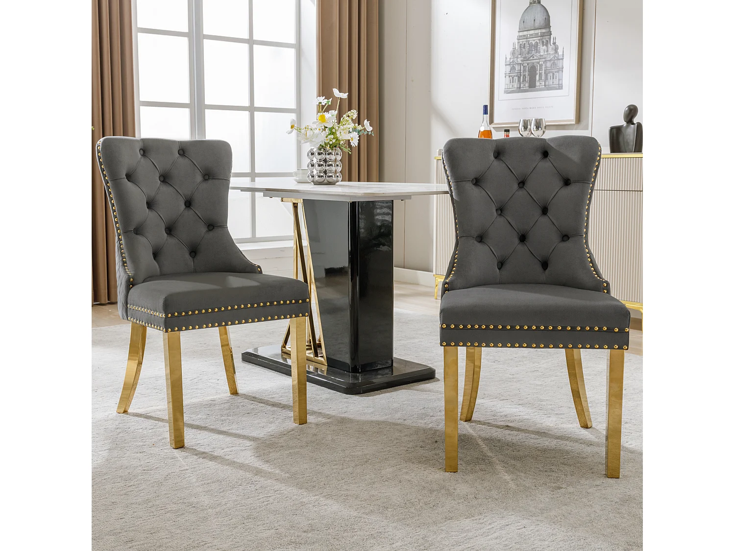 Chaise de salle à manger rembourrée, anneau décoratif au dossier, clous décoratifs, velours gris et pieds en métal doré