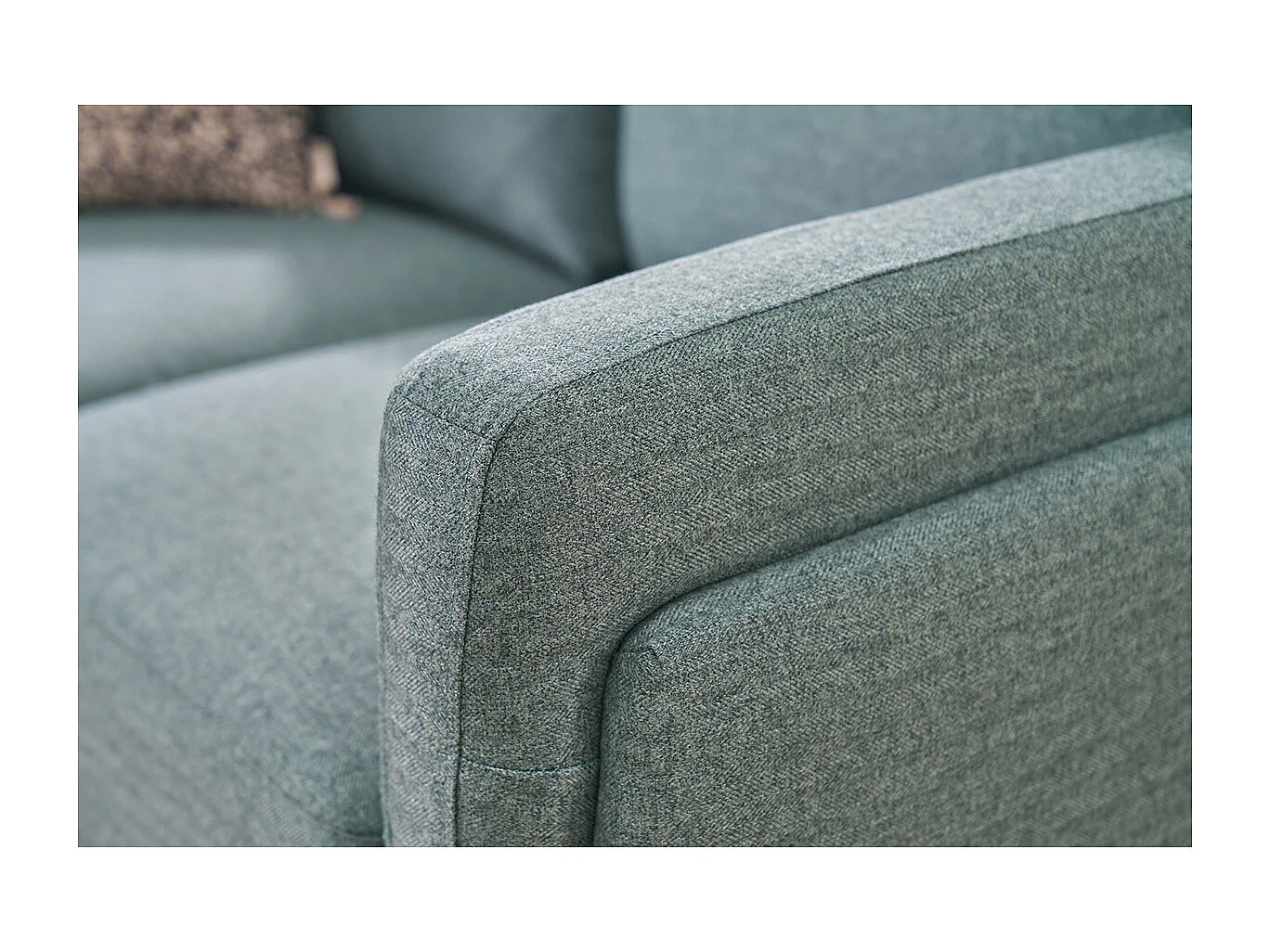 Divano design 2 posti in tessuto effetto velluto testurizzato grigio-verde e metallo nero MOSCO