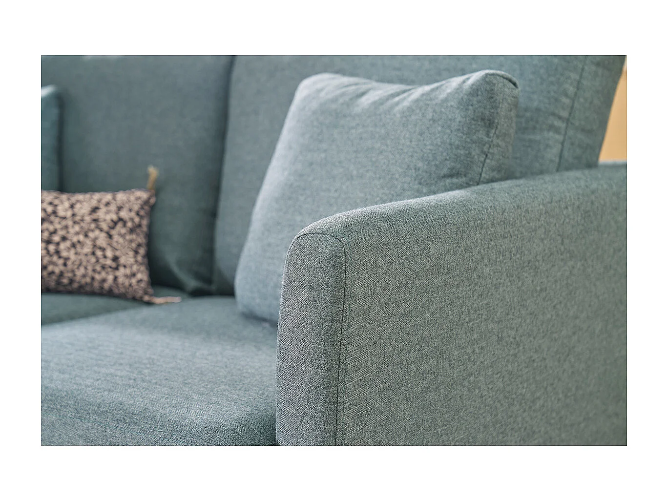 Skandinavisches Sofa aus graugrünem Stoff mit Samteffekt und hellem Holz 2-Sitzer OSLO