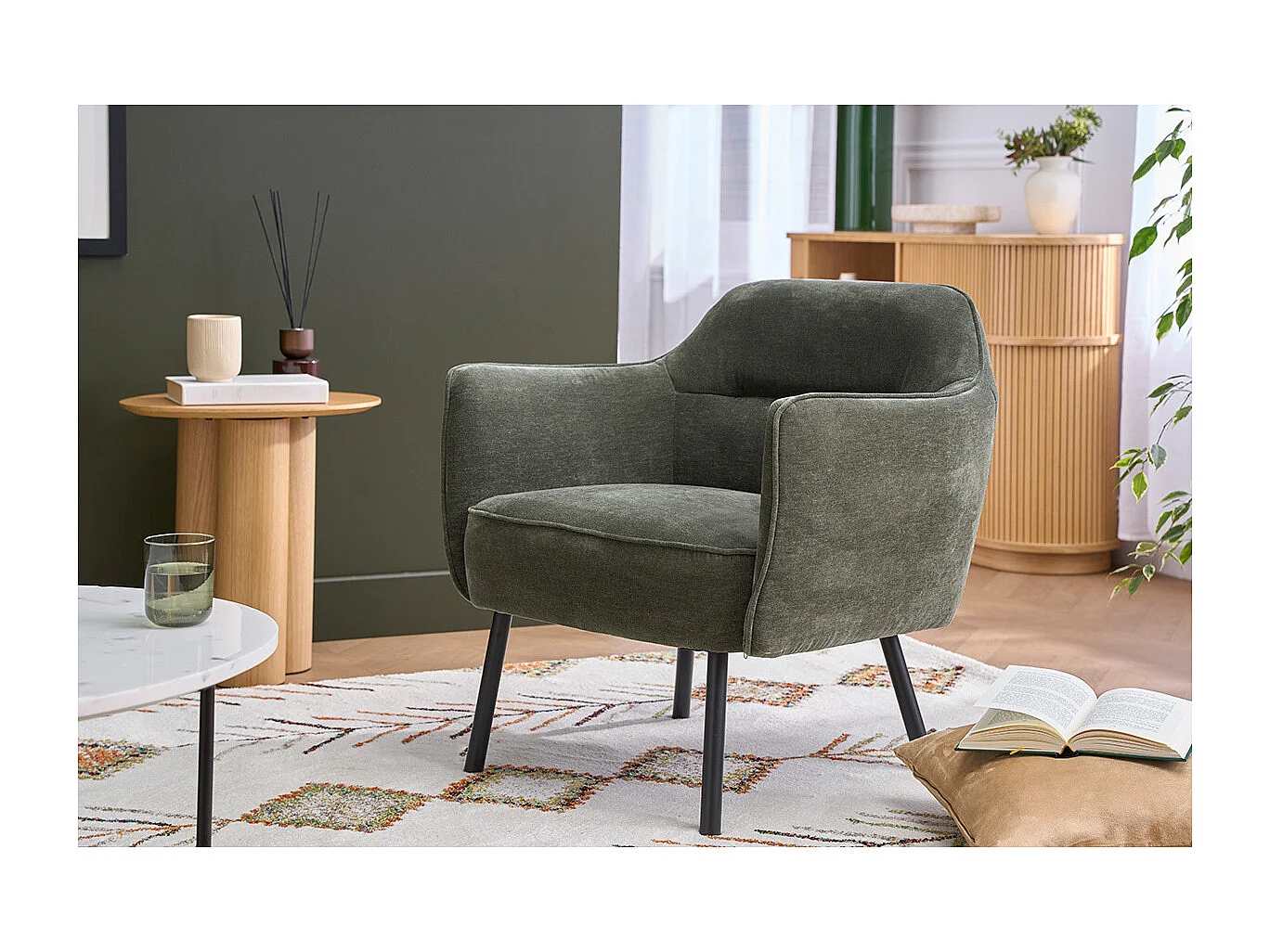 Fauteuil design en tissu effet velours vert kaki et métal noir LAURENS