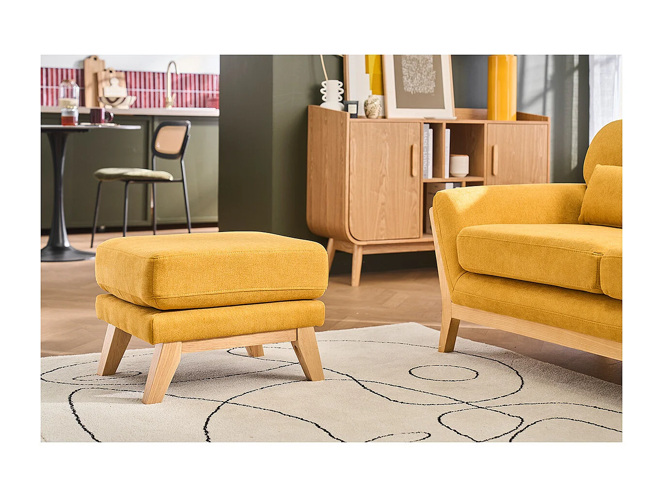 Pouf repose-pieds déhoussable scandinave en tissu effet velours jaune moutarde et bois clair OSLO