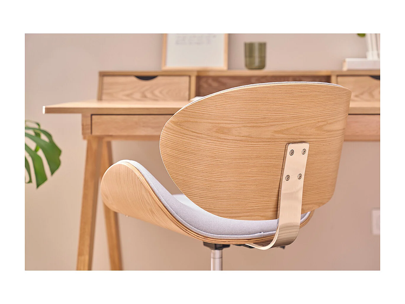 Chaise de bureau à roulettes design en tissu gris clair, bois clair et acier chromé WALNUT