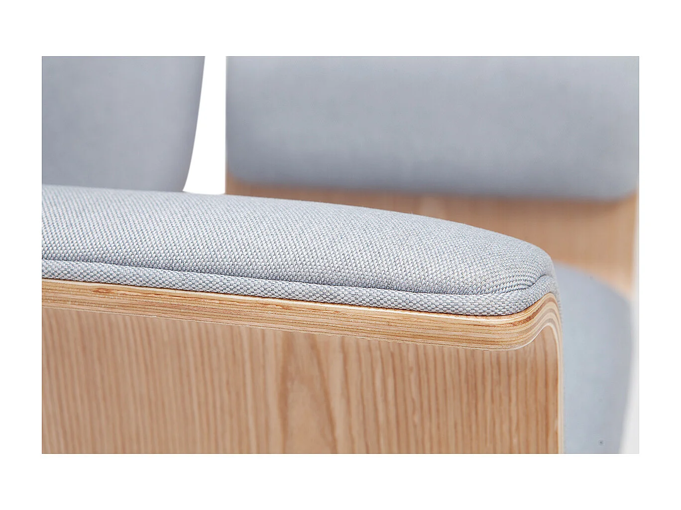 Fauteuil de bureau à roulettes design en tissu gris clair, bois clair et acier chromé ELON