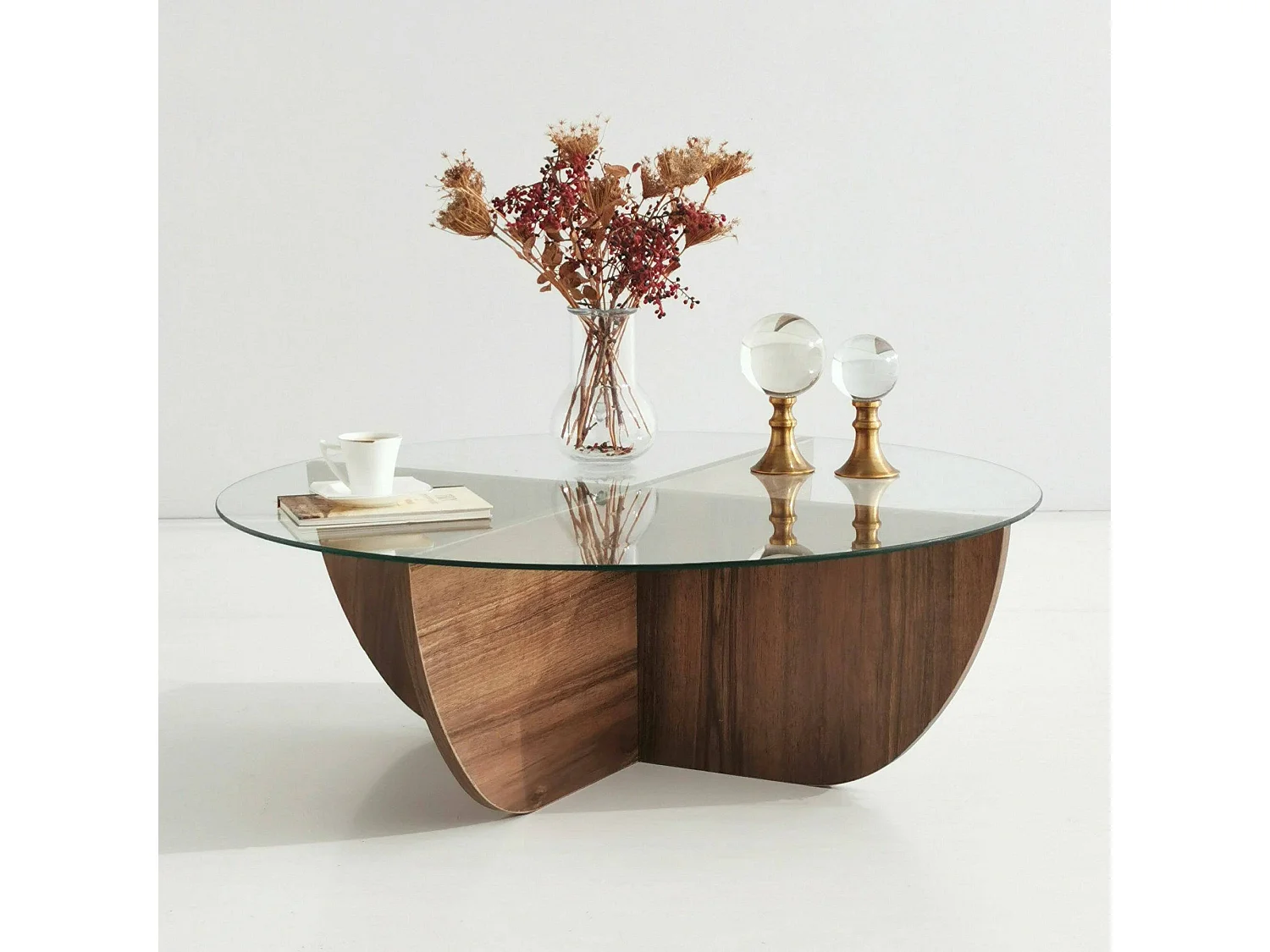 Table basse Jolanda, porte-revues, 90x90x30h cm brun noyer, forme ronde, nuance de couleur structure noyer