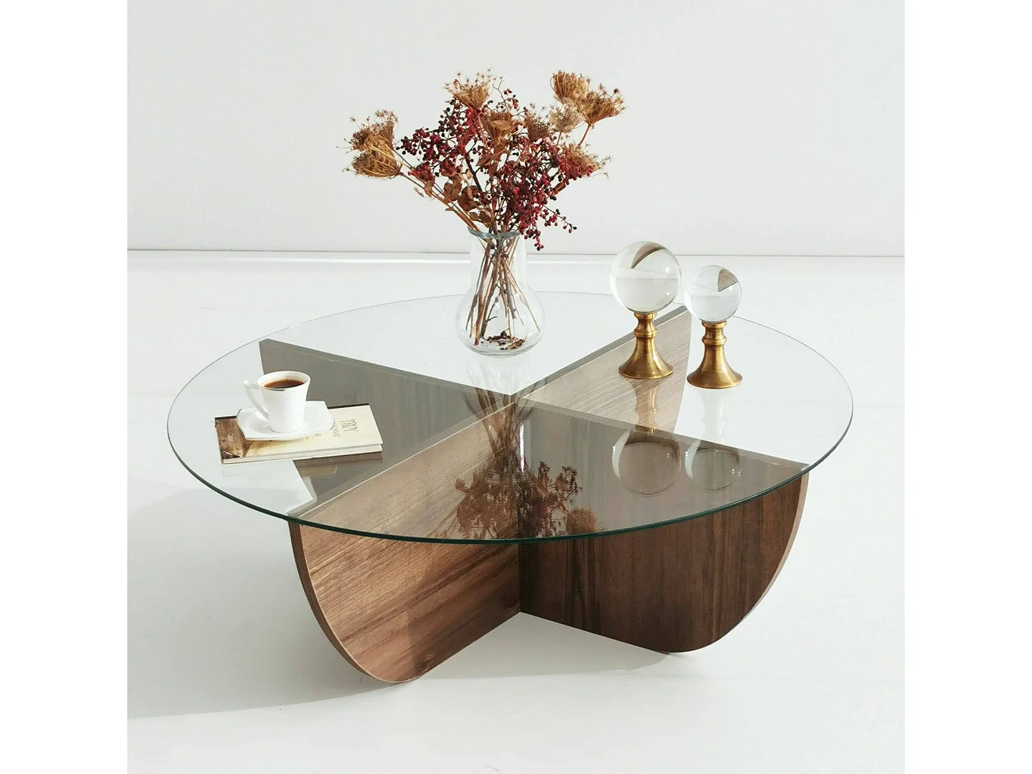 Table basse Jolanda, porte-revues, 90x90x30h cm brun noyer, forme ronde, nuance de couleur structure noyer