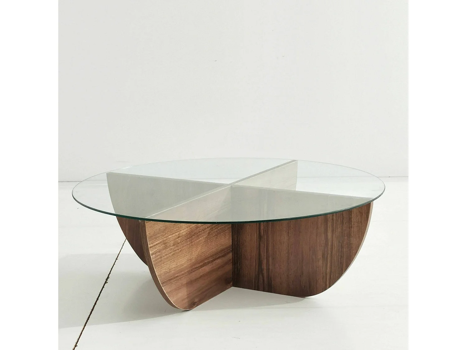 Table basse Jolanda, porte-revues, 90x90x30h cm brun noyer, forme ronde, nuance de couleur structure noyer