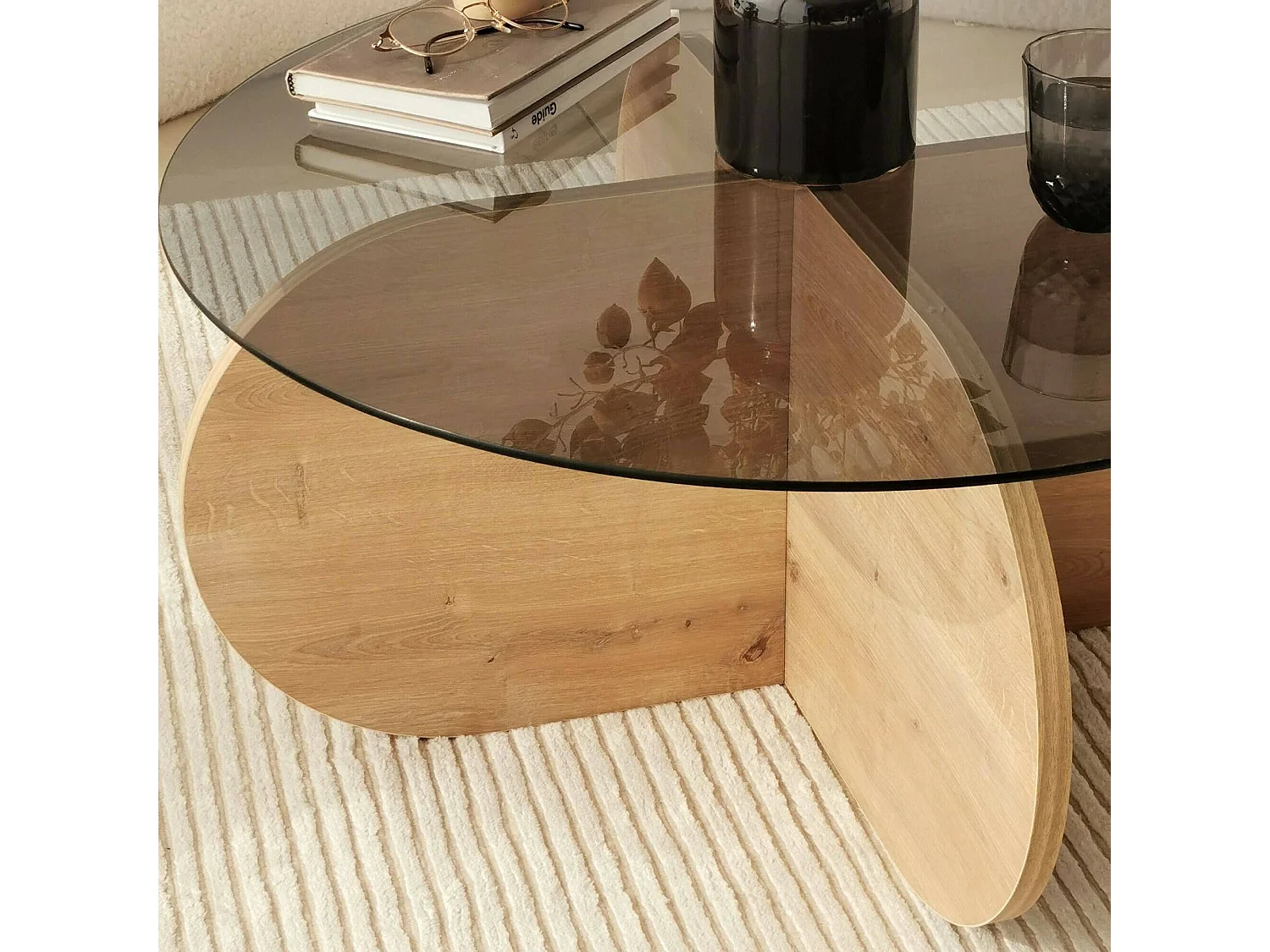 Mesa de centro Nila, efeito fumê, 75x75x35h cm, carvalho marrom, forma redonda, material da estrutura em vidro