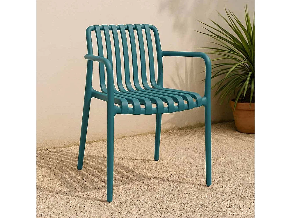 Binnenstoel voor buiten, uitgevoerd in petrolgroen kunststof met premium comfort en armleuningen.