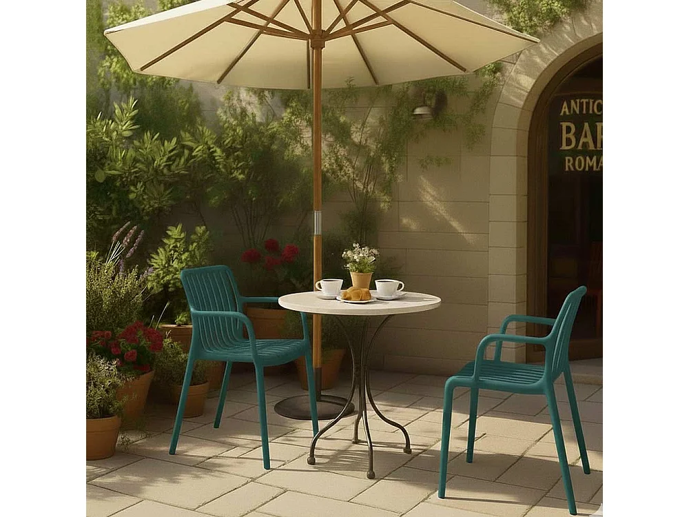 Binnenstoel voor buiten, uitgevoerd in petrolgroen kunststof met premium comfort en armleuningen.