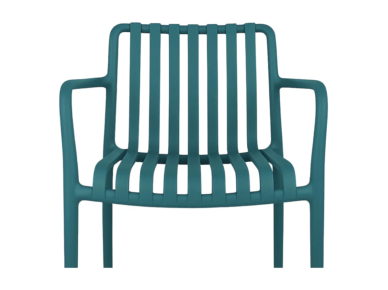 Binnenstoel voor buiten, uitgevoerd in petrolgroen kunststof met premium comfort en armleuningen.