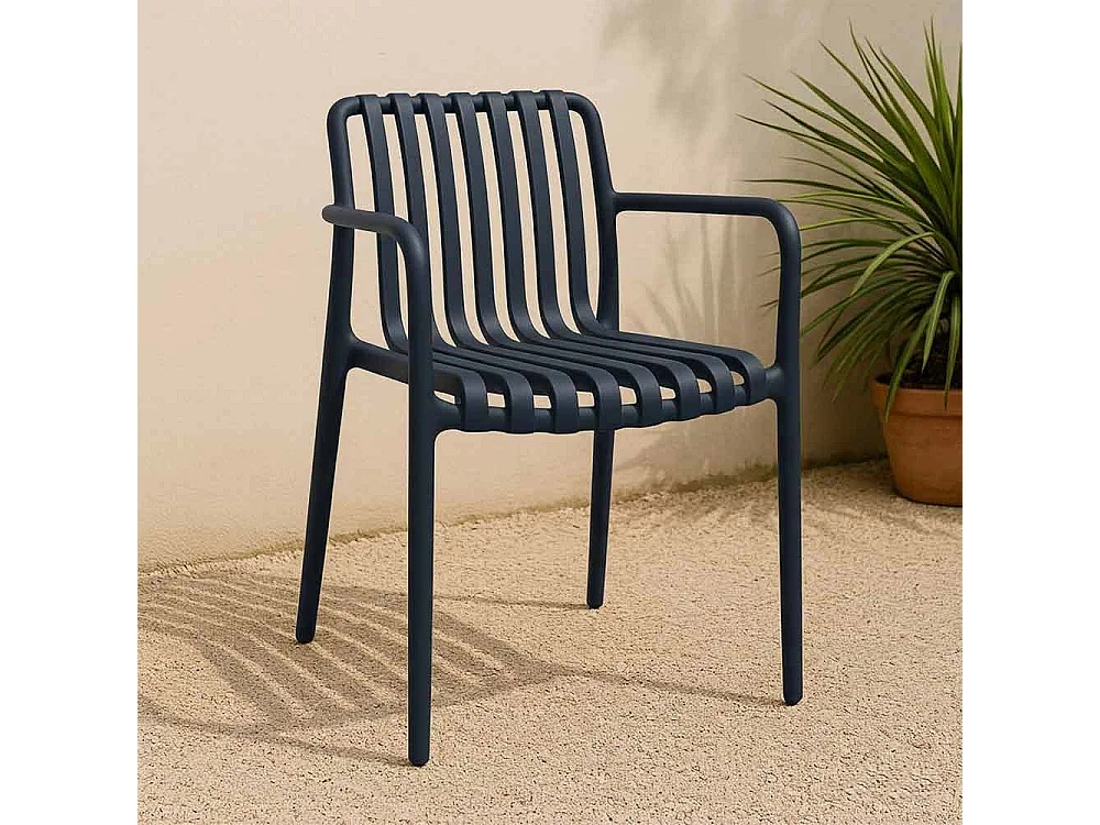 Chaise d'extérieur Iside en plastique vert pétrole, offrant un confort optimal et des accoudoirs.