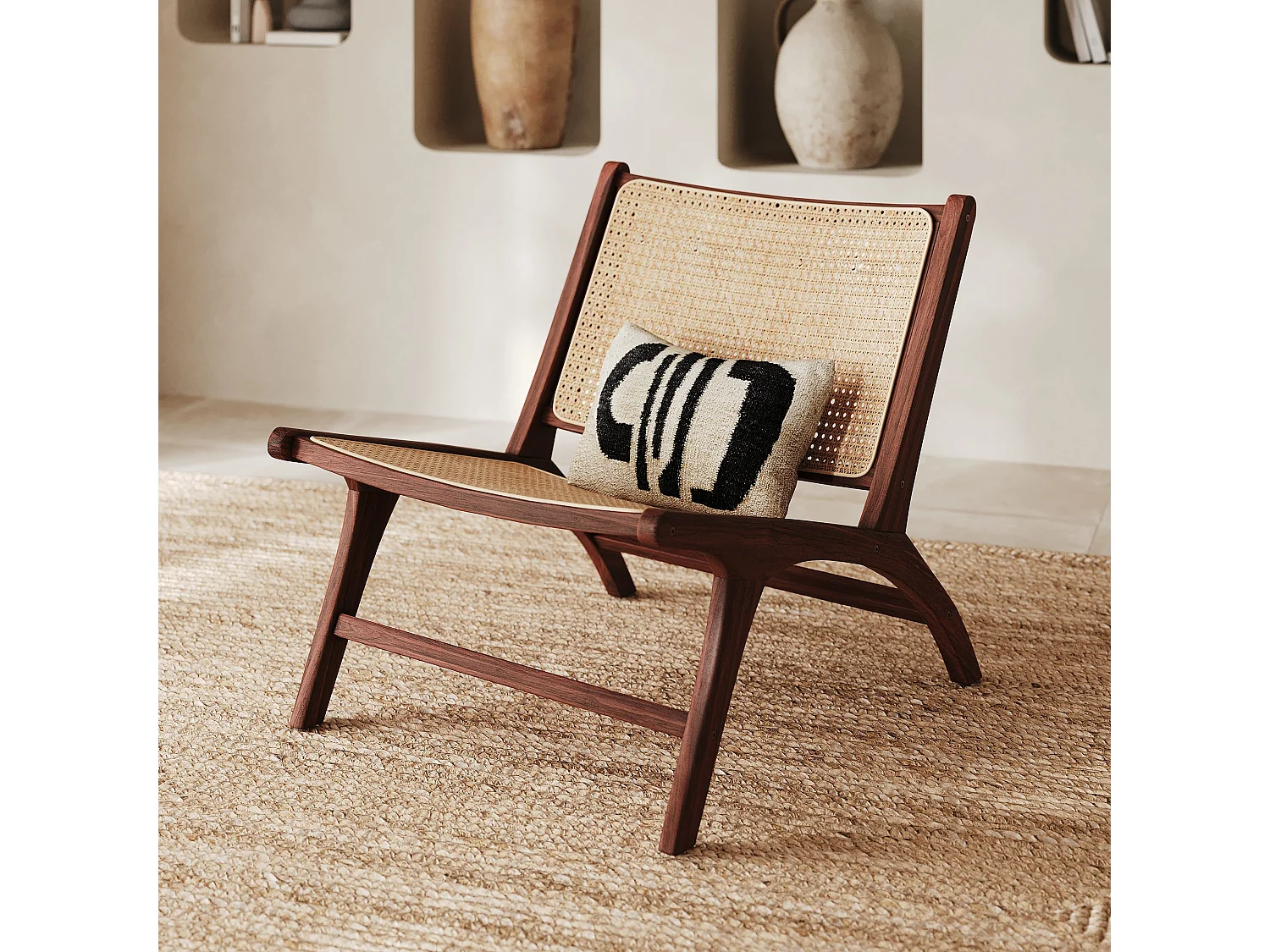 Sillón de madera de teca con acabado de nogal y trenzado de ratán. - Kilka