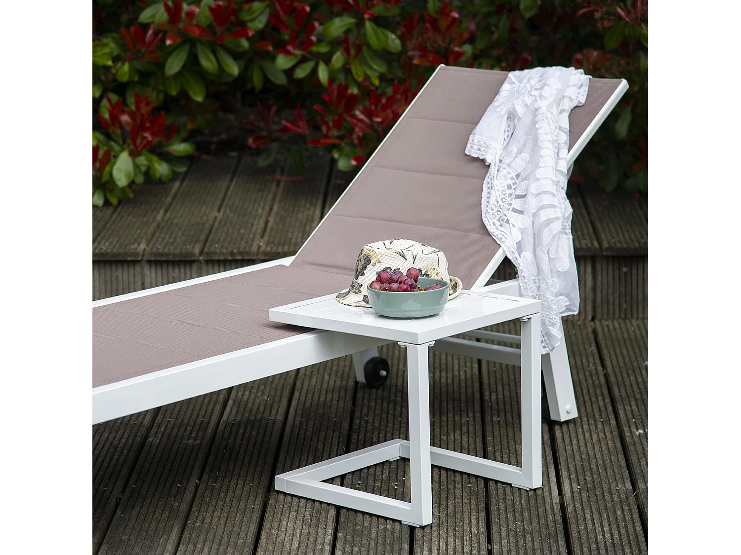 Set bain de soleil et table d'appoint BARBADOS en textilène taupe - aluminium blanc