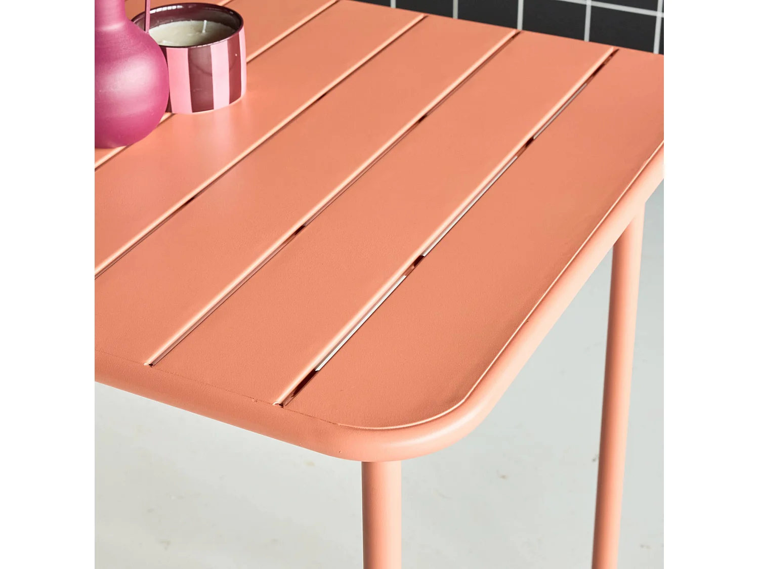 Table de jardin métal + 4 assises tomette en acier. Amelia. 120 x 70 x 72.5 cm