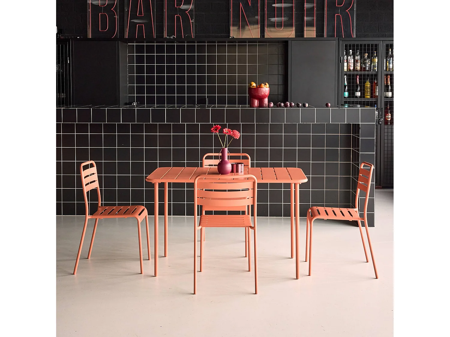 Set tavolo da giardino bistrot in metallo con 4 sedie, 120cm, rosa