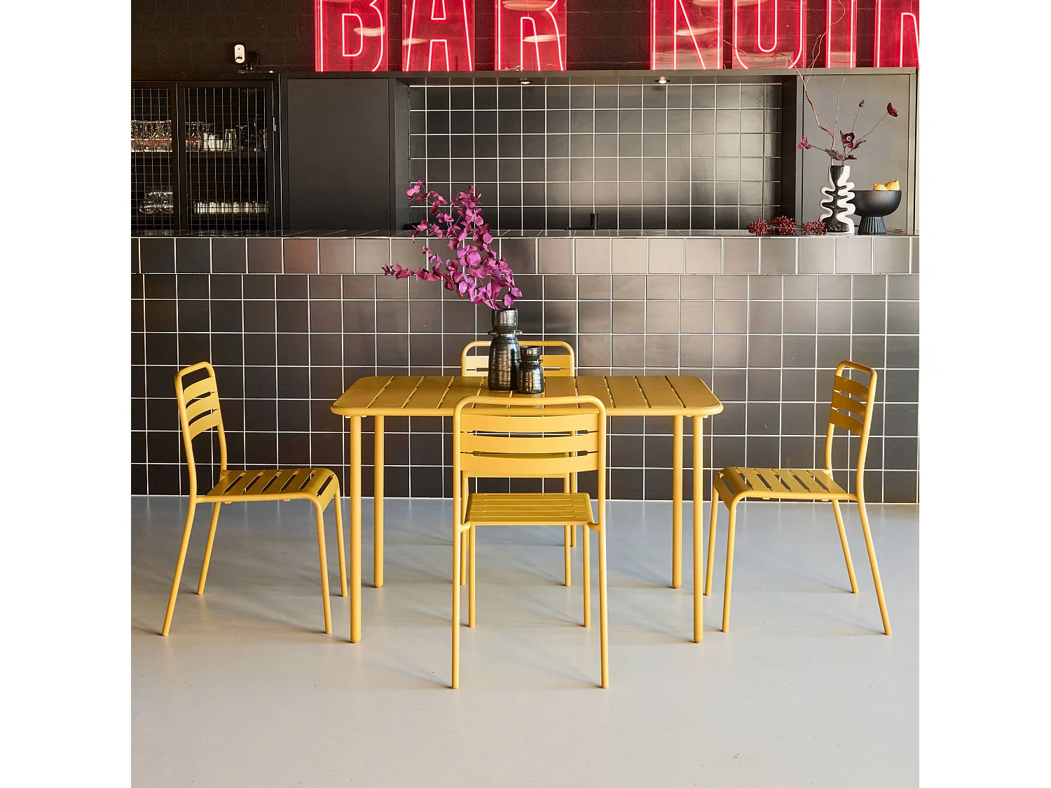 Table de jardin métal + 4 assises ocre en acier. Amelia. 120 x 70 x 72.5 cm