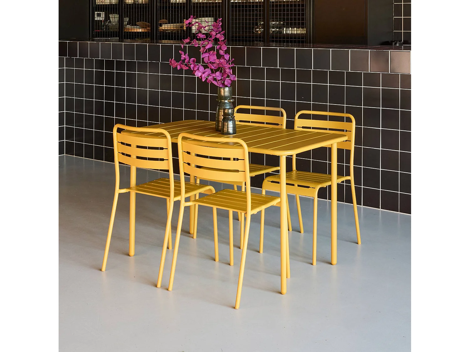 Table de jardin métal + 4 assises ocre en acier. Amelia. 120 x 70 x 72.5 cm