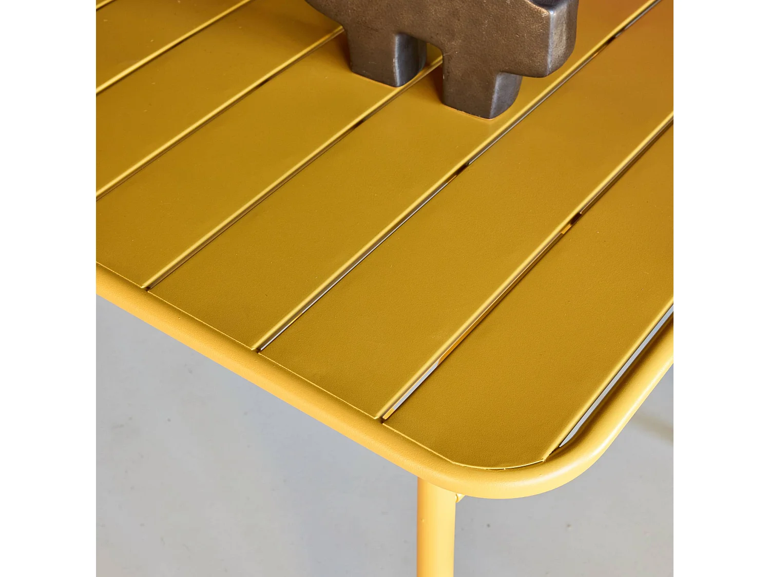 Set tavolo da giardino bistrot in metallo con 4 sedie, 120cm, ocra
