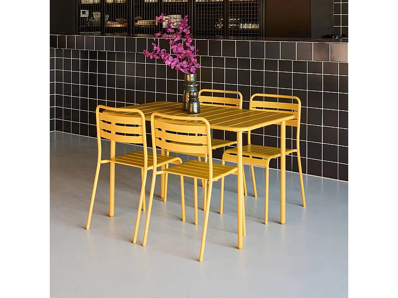 Table de jardin métal + 4 assises ocre en acier. Amelia. 120 x 70 x 72.5 cm