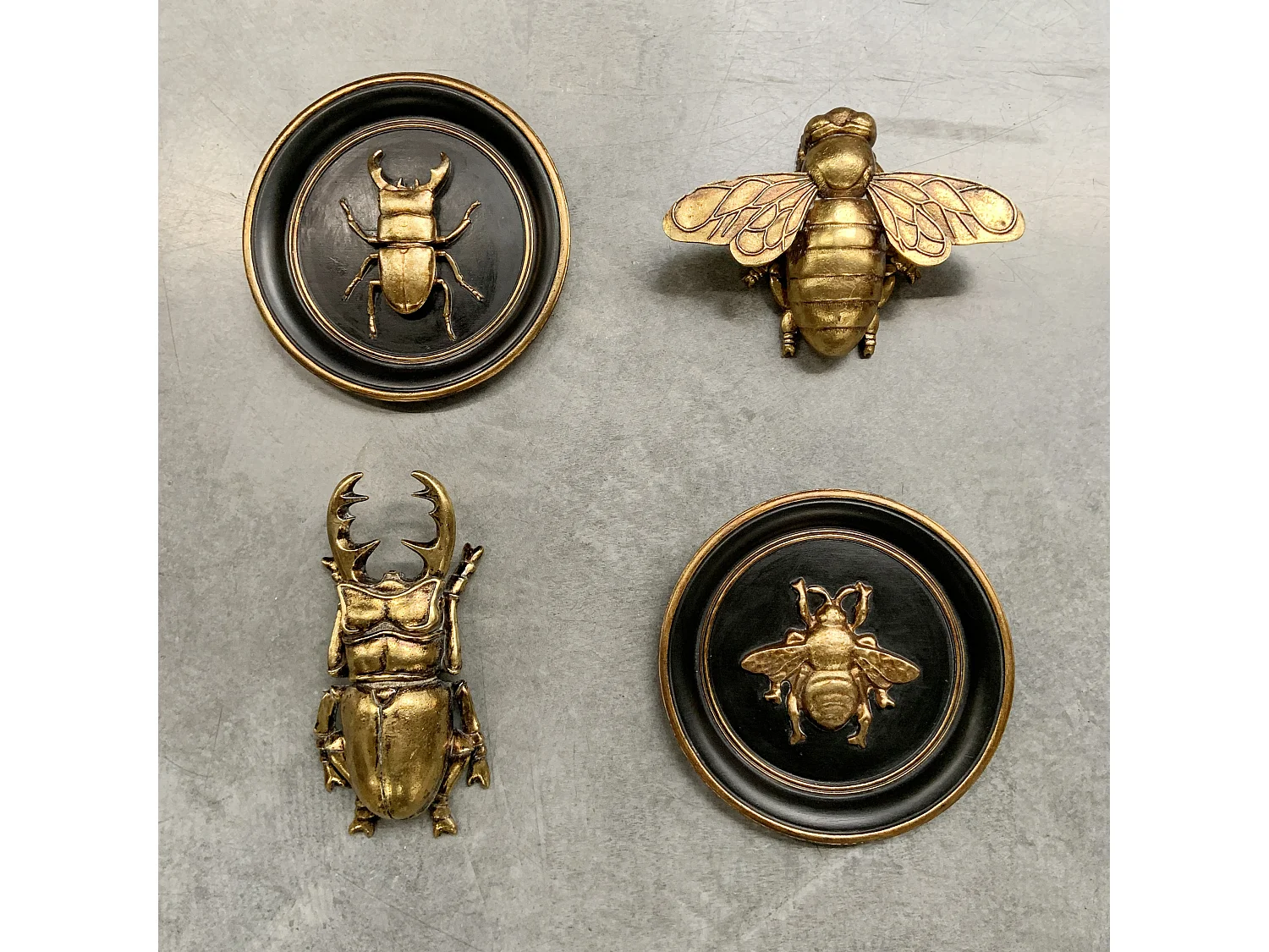 Déco murale ronde abeille noir et doré 20cm