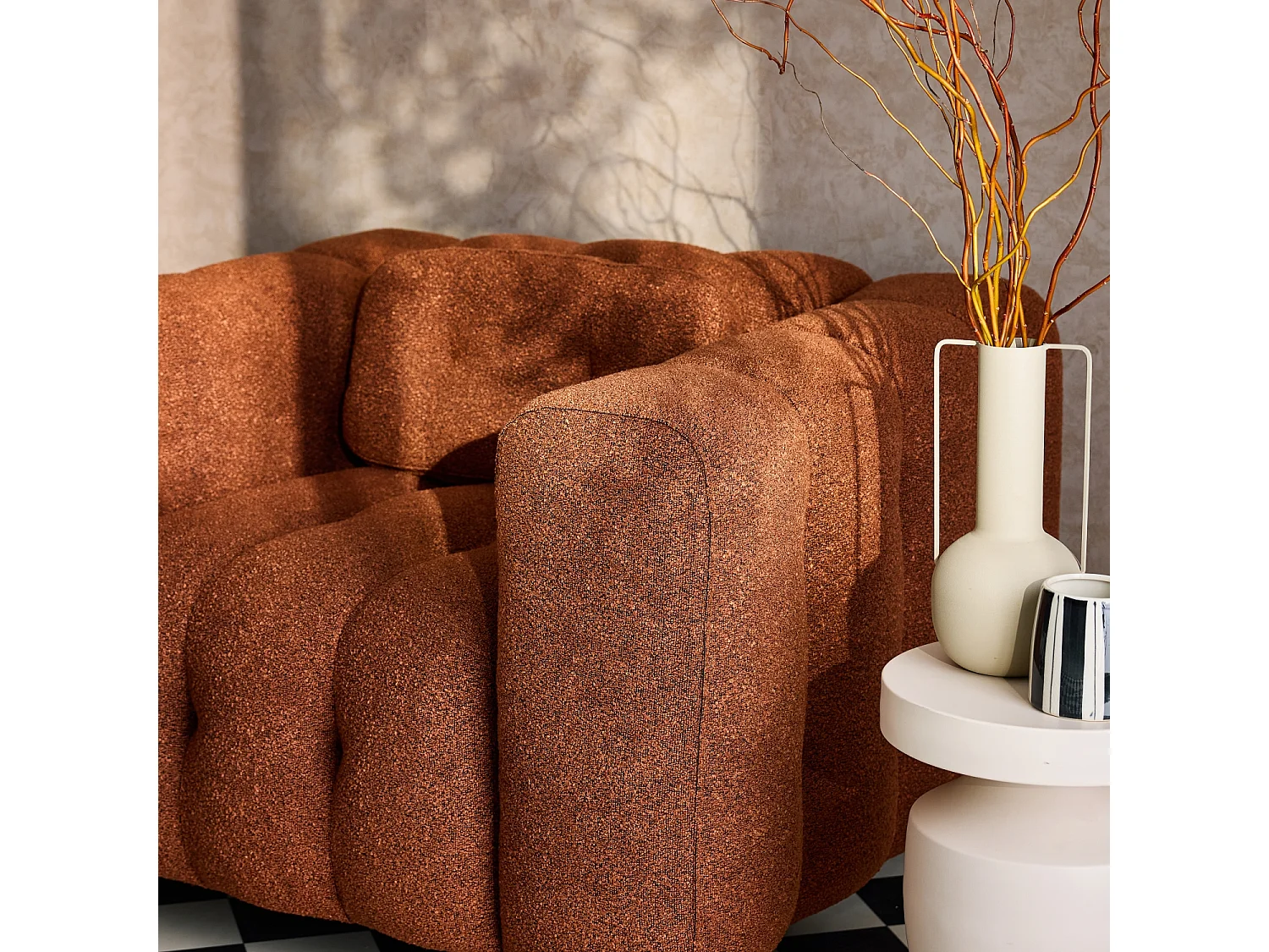 Sillón tapizado en tejido borreguito terracota