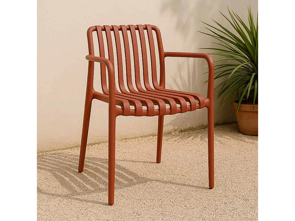 Buitenstoel van baksteenrood kunststof, premium comfort met armleuningen.