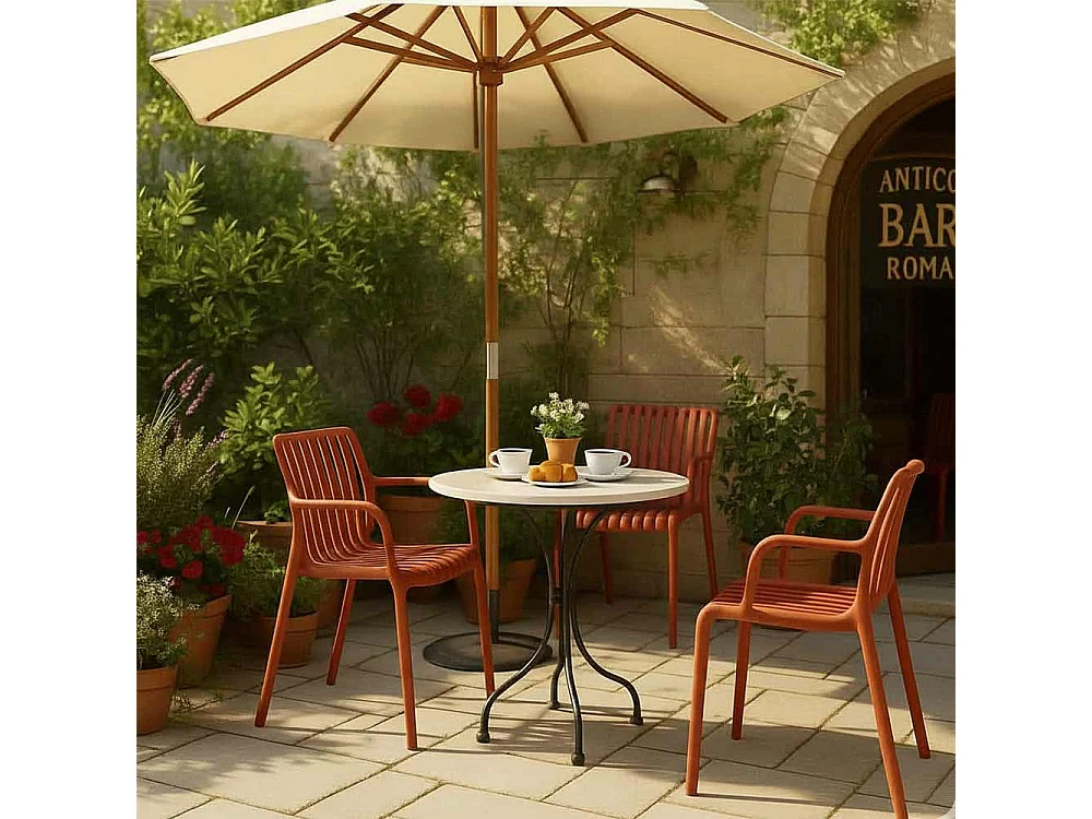 Buitenstoel van baksteenrood kunststof, premium comfort met armleuningen.