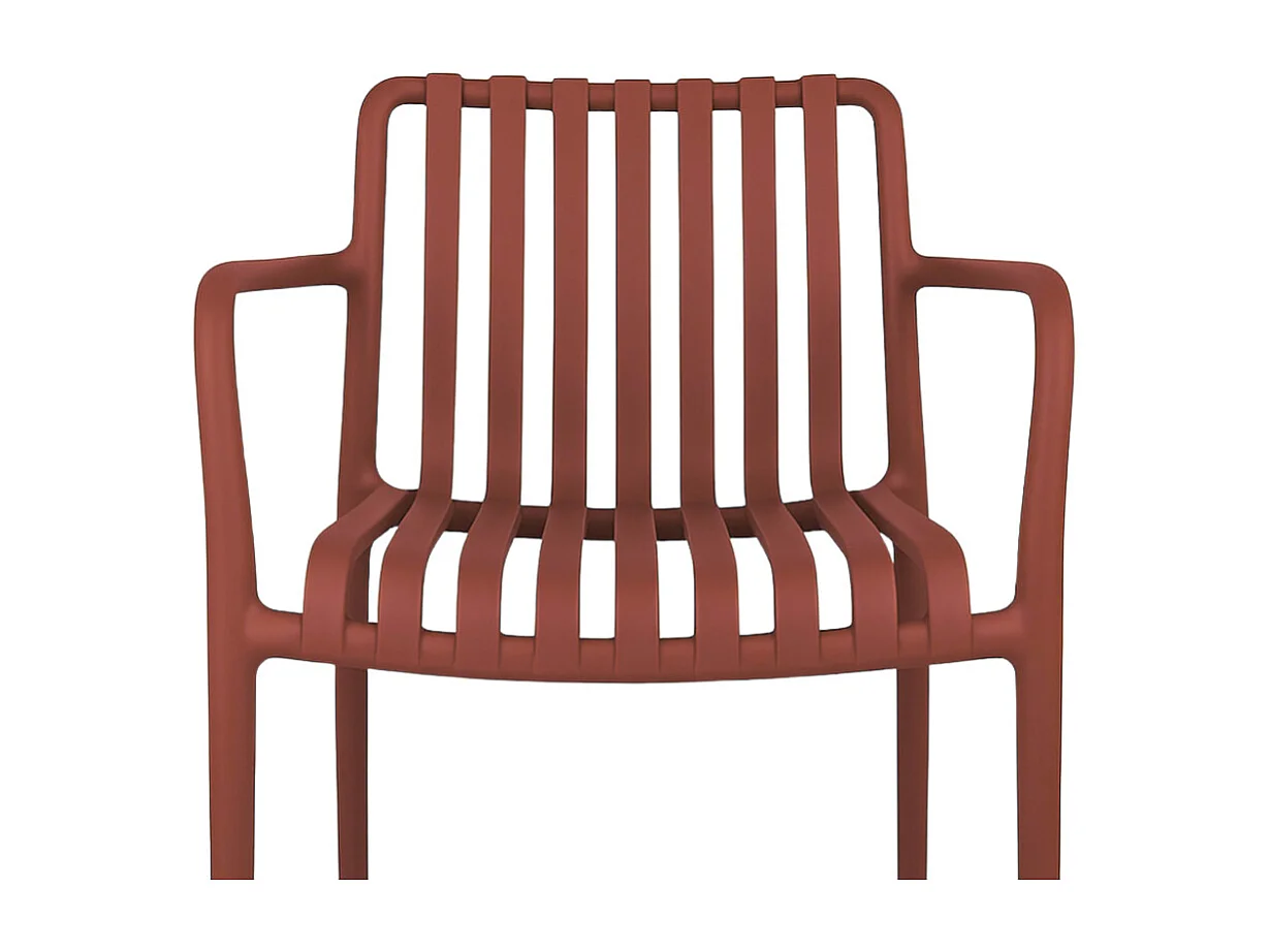 Buitenstoel van baksteenrood kunststof, premium comfort met armleuningen.