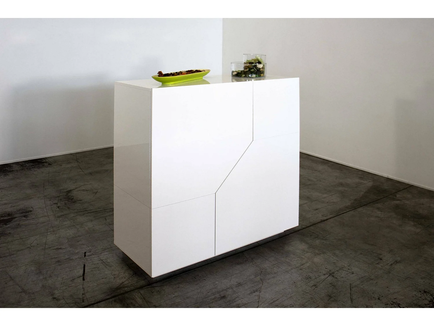Buffet Dceesa, Buffet de cuisine avec 2 portes géométriques, Buffet de salon, Buffet de cuisine, 100% Made in Italy, 79x43h86 cm, Blanc brillant