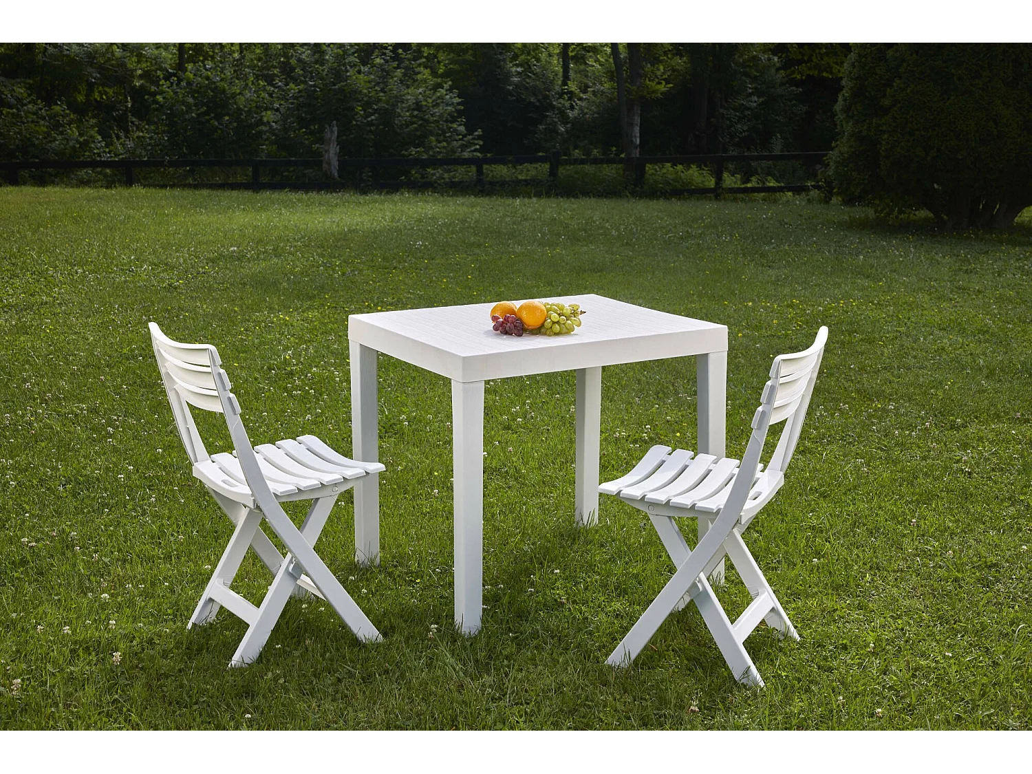 Outdoor-Lounge-Set Ortisei, Gartenset mit 1 rechteckigen Tisch und 2 Klappstühlen, Pic Nic Indoor- und Outdoor-Set, 100 % Made in Italy, WeiÃŸ