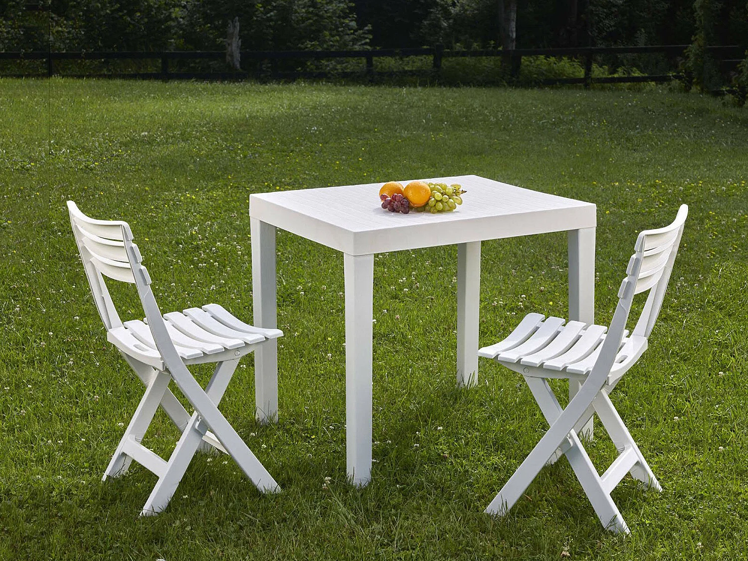 Salón de Jardín Ortisei, Conjunto de jardín con 1 rectangular y 2 sillas plegables Pic Nic conjunto interior y exterior, 100% Made in Italy, Blanco