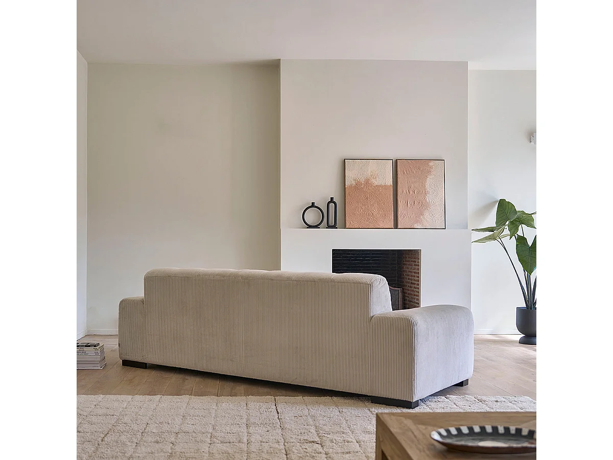 Sofá recto de 4 plazas de terciopelo color crudo
